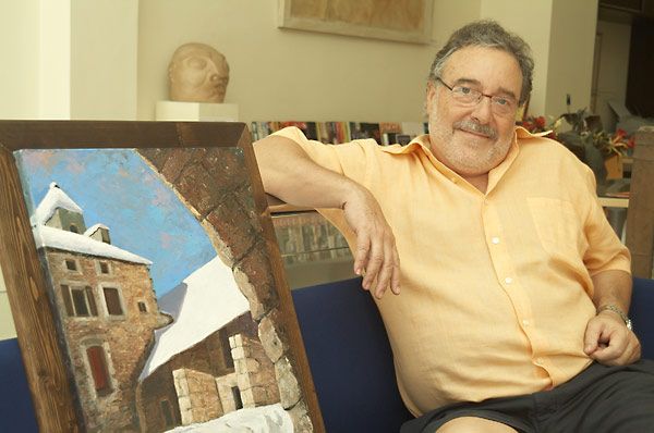 Pere Gayan poniendo con uno de sus cuadros.