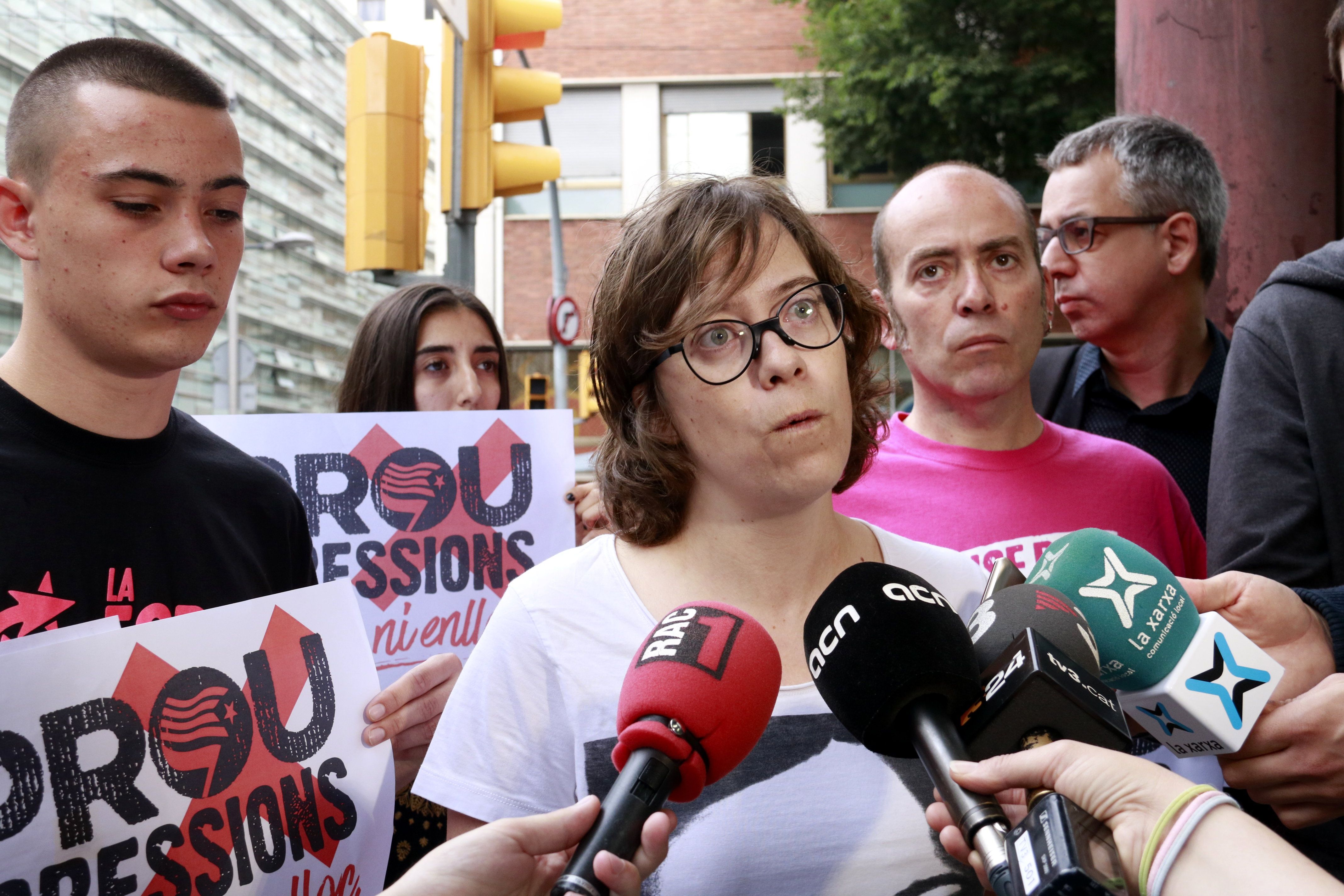 foto L'exdiputada de la CUP Eulàlia Reguant, amb el regidor de Canet de Mar Marc Jiménez i el militant de La Forja Biel López, que han rebut amenaces per les xarxes socials, prop de la comissaria dels Mossos de les Corts