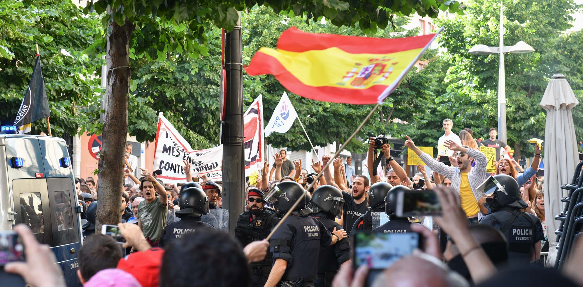 Choque de manifestaciones ante el Ayuntamiento. Foto: R.Gallofré