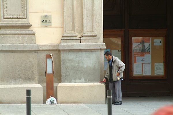 un indigent devant de Santa Maria.