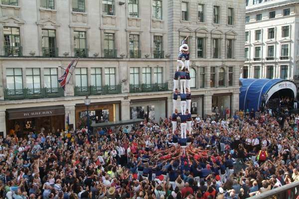Imatge del 3 de 8 dels Capgrossos a Regent's Street enmig d'una gentada.