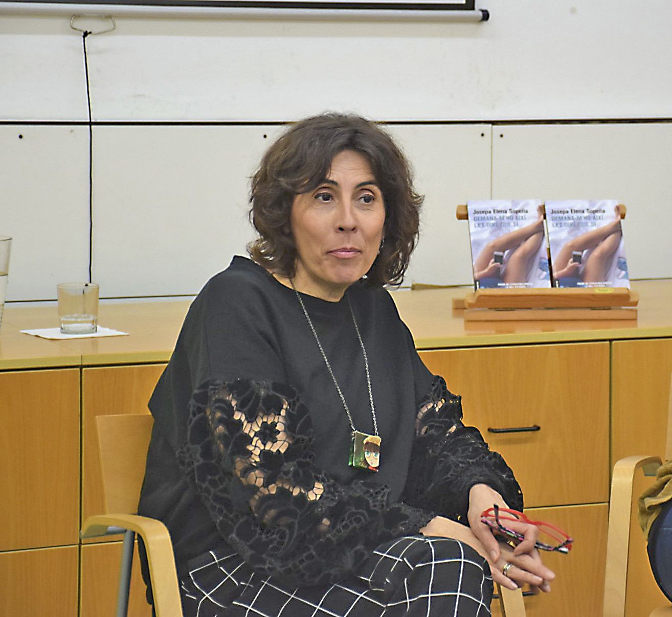 Josepa Elena Sopeña presentant la novel·la “Demana-m’ho així i et diré que si”