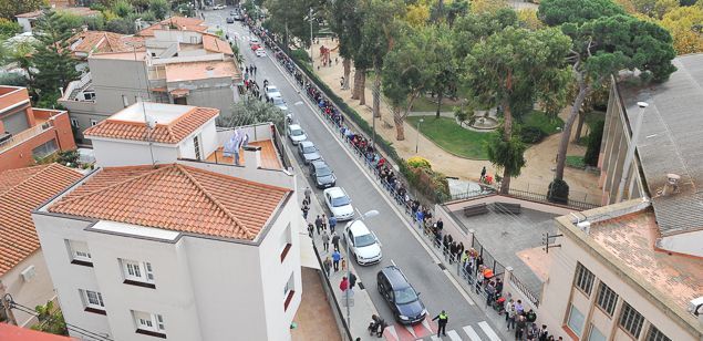 Cola al avenida Velódromo para votar al Satorras Cola al avenida Velódromo para votar al Satorras