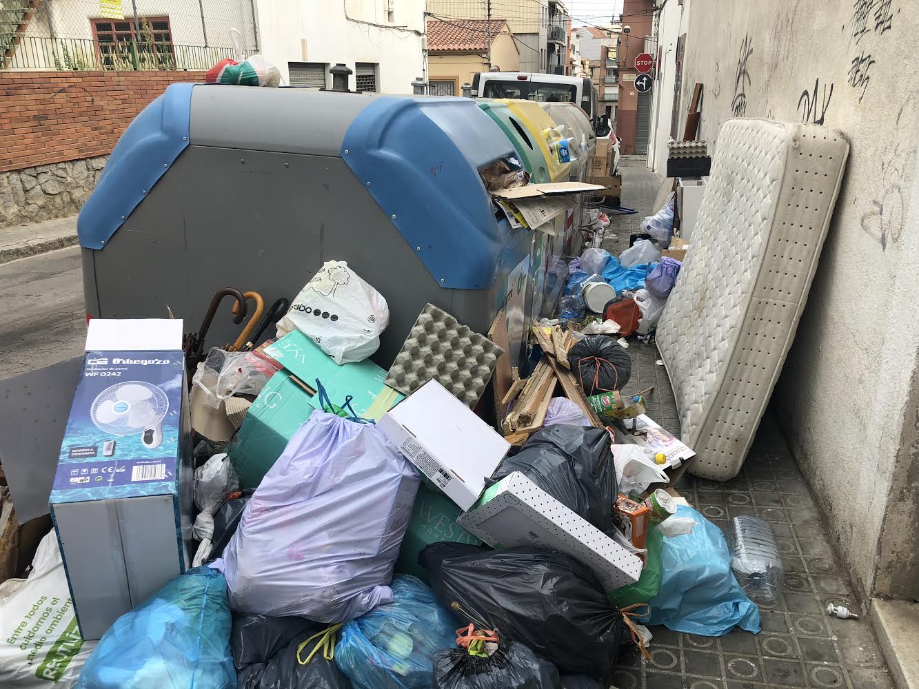 Contenedores desbordados en la calle Burriac