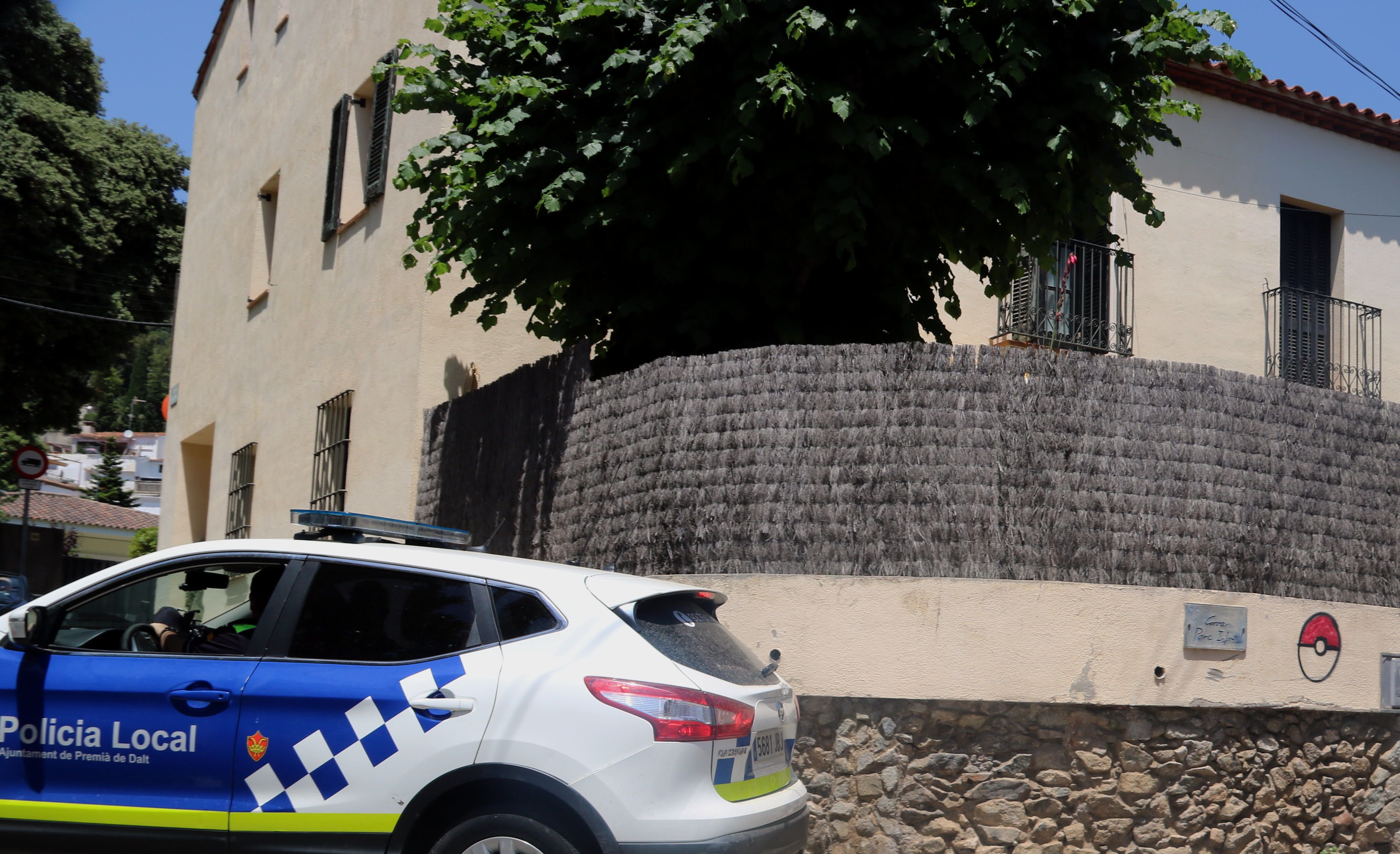 Un coche de policía al lugar de los hechos