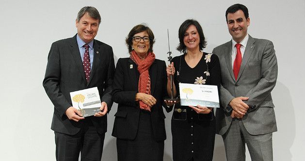 Rut Turró, al mig a la dreta, recollint el premi Rut Turró, al mig a la dreta, recollint el premi