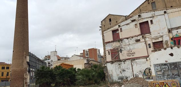 La Nave, vista desde la esquina de la Avenida Maresme con calle Santa Agustí La Nave, vista desde la esquina de la Avenida Maresme con calle Santa Agustí