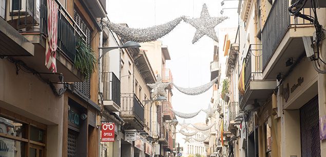 Llums pendent d'encendre al carrer Santa Teresa Llums pendent d'encendre al carrer Santa Teresa