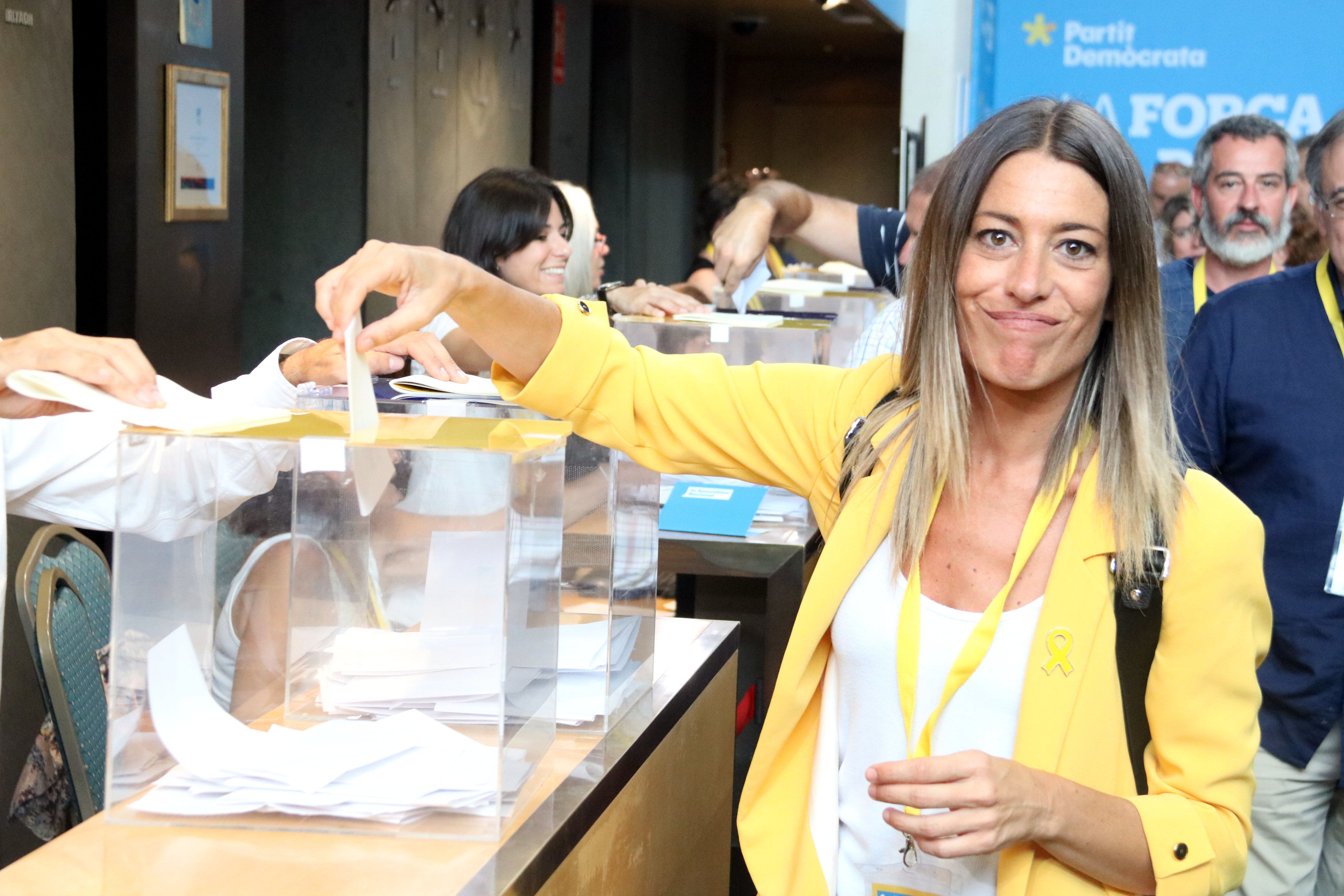 Nogueras emitiendo su voto a las elecciones internas del partido. Foto: ACN