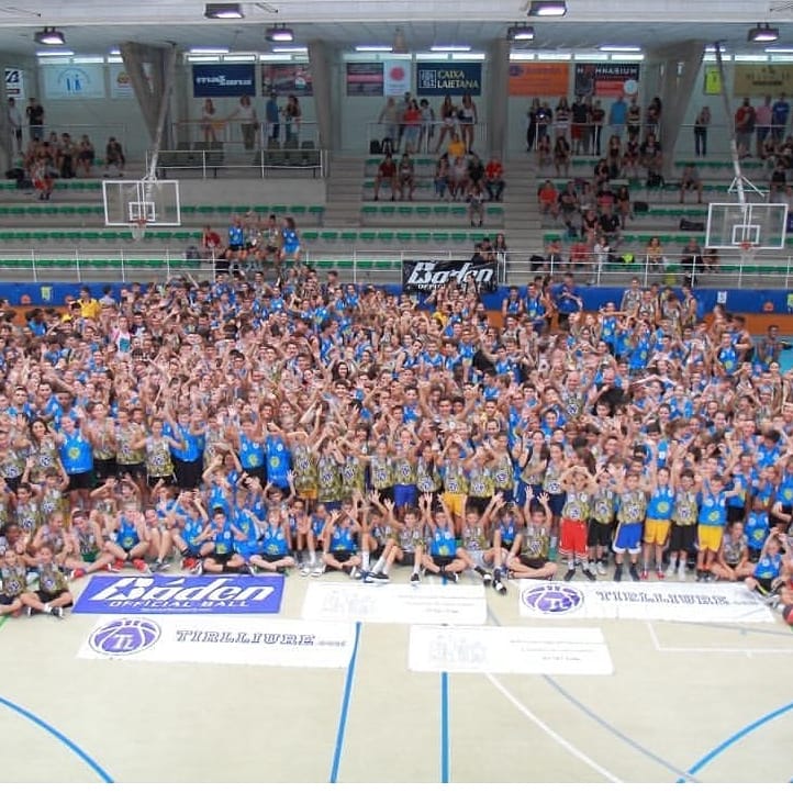 Fotografía de familia con todos los participantes. Fotografía de familia con todos los participantes.
