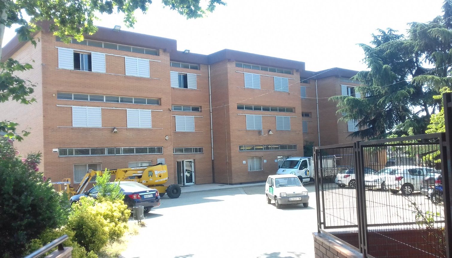 Les noves lames d'alumini a la façana de l'Institut Escola Mar Mediterrània/ Foto: Ajuntament de Mataró