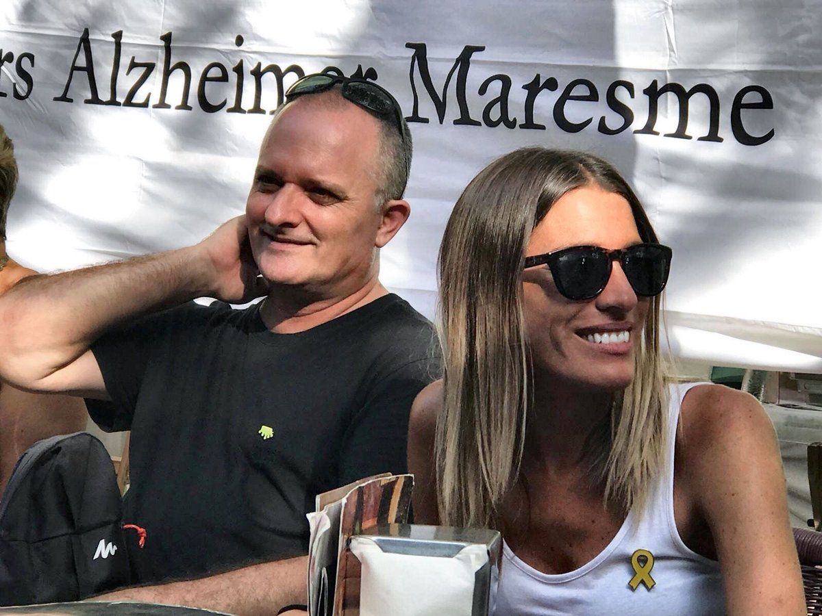 Miriam Nogueras, con Toni Albà en una visita del polémico humorista en Mataró. Foto: Juntos x Mataró