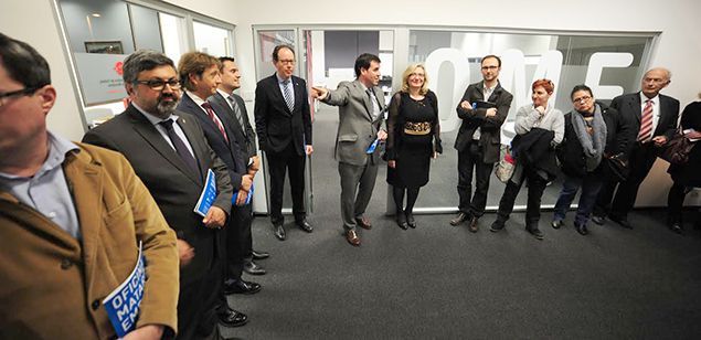 Miquel Rey ensenyant els nous espais de l'Oficina Mataró Empresa.
