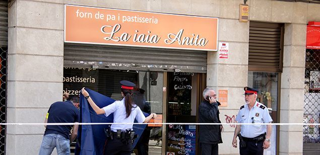 Los Mozos registraron la panadería que regentaba la mujer acusada de la muerte de dos abuelas en Mataró Los Mozos registraron la panadería que regentaba la mujer acusada de la muerte de dos abuelas en Mataró