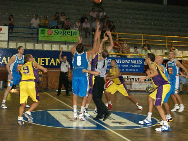 Instant del salt inicial del començament del partit