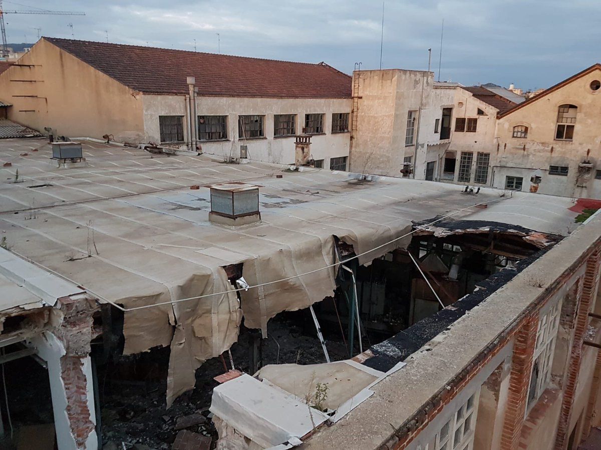 El sostre de la fàbrica. Foto: Bombers