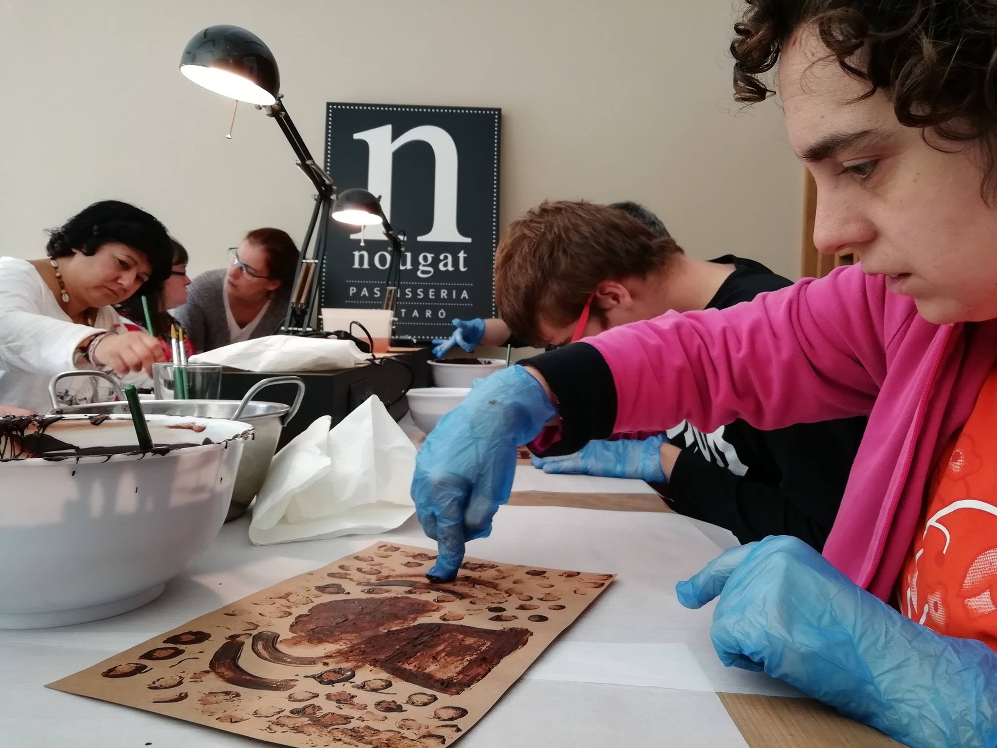 Pintant les etiquetes a Nougat. Foto: Fundació Maresme
