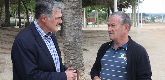 El candidato del PP en Mataró, José Manuel López, habla con un ciudadano al Paseo Marítimo de Mataró El candidato del PP en Mataró, José Manuel López, habla con un ciudadano al Paseo Marítimo de Mataró