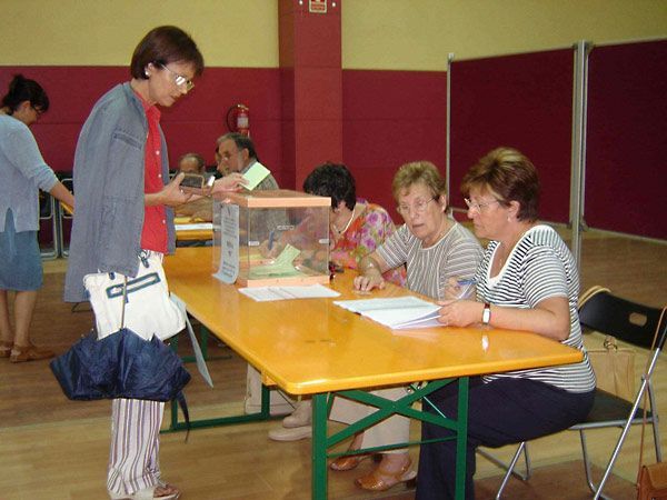 Una ciutadana votant el referèndum
