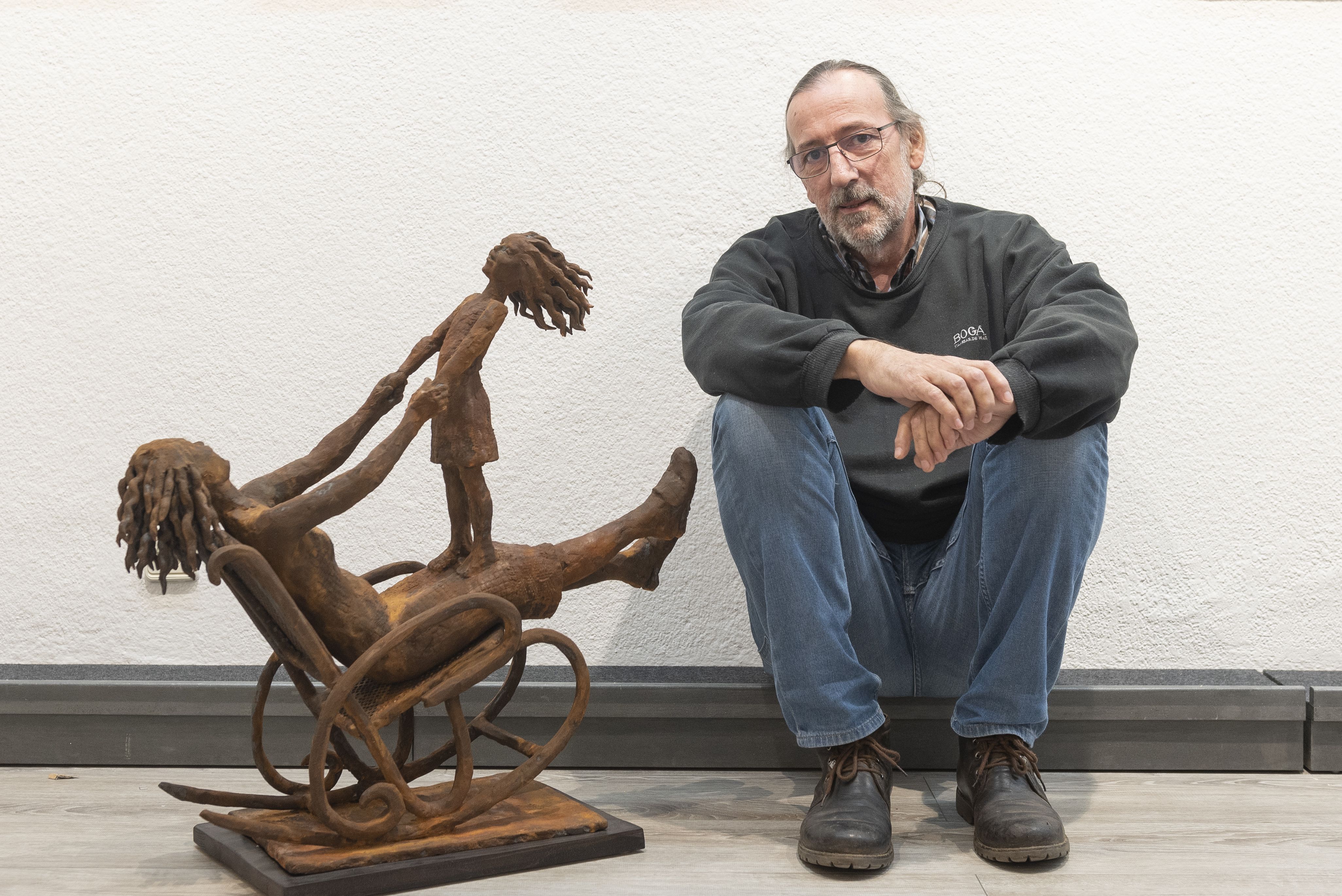 Josep Maria Gomis amb una de les obres de la mostra