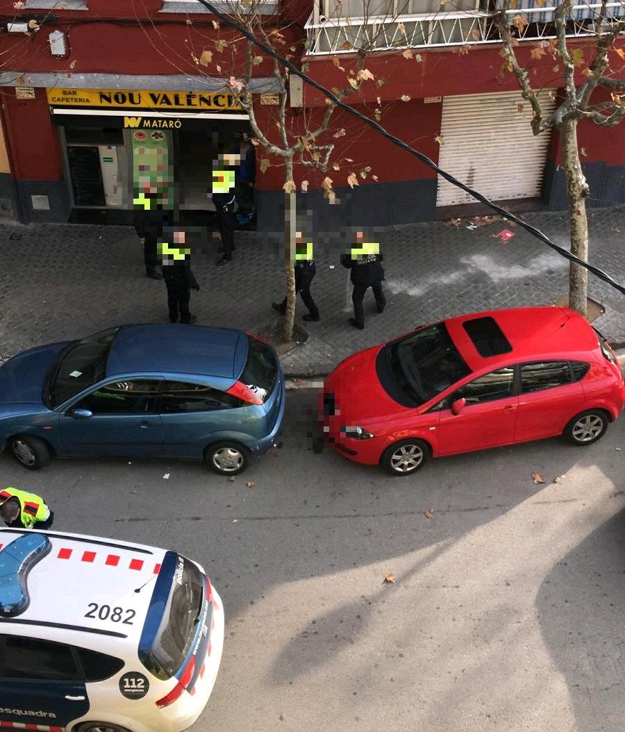 Actuación policial al bar de la calle Valencia. Foto: Cerdanyola Directo