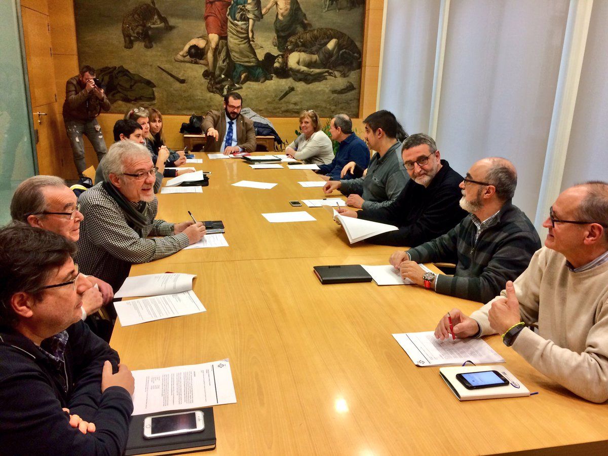 El jurado en la reunión sobre la polémica del vencedor y uno de sus miembros. Foto: @matarocat