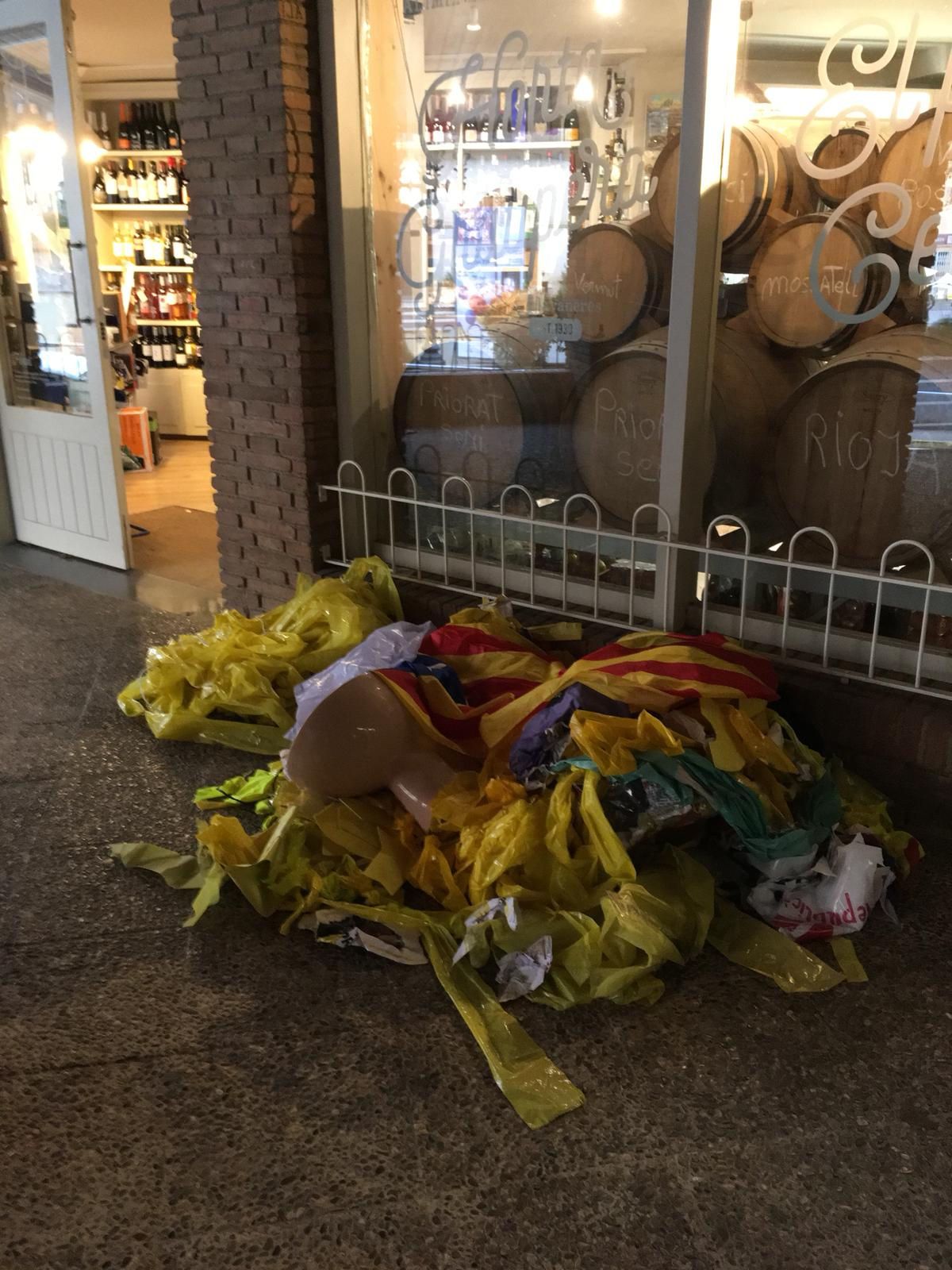 Una pila de llaços grocs arrencats i un vàter davant la botiga-celler de l'alcalde de Sant Andreu de Llavaneres, Joan Mora