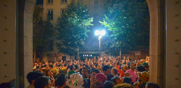 Pluja en un acte de Les Santes de fa 2 anys