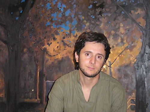 Maximo Almedia, con uno de sus cuadros en segundo plano Maximo Almedia, con uno de sus cuadros en segundo plano