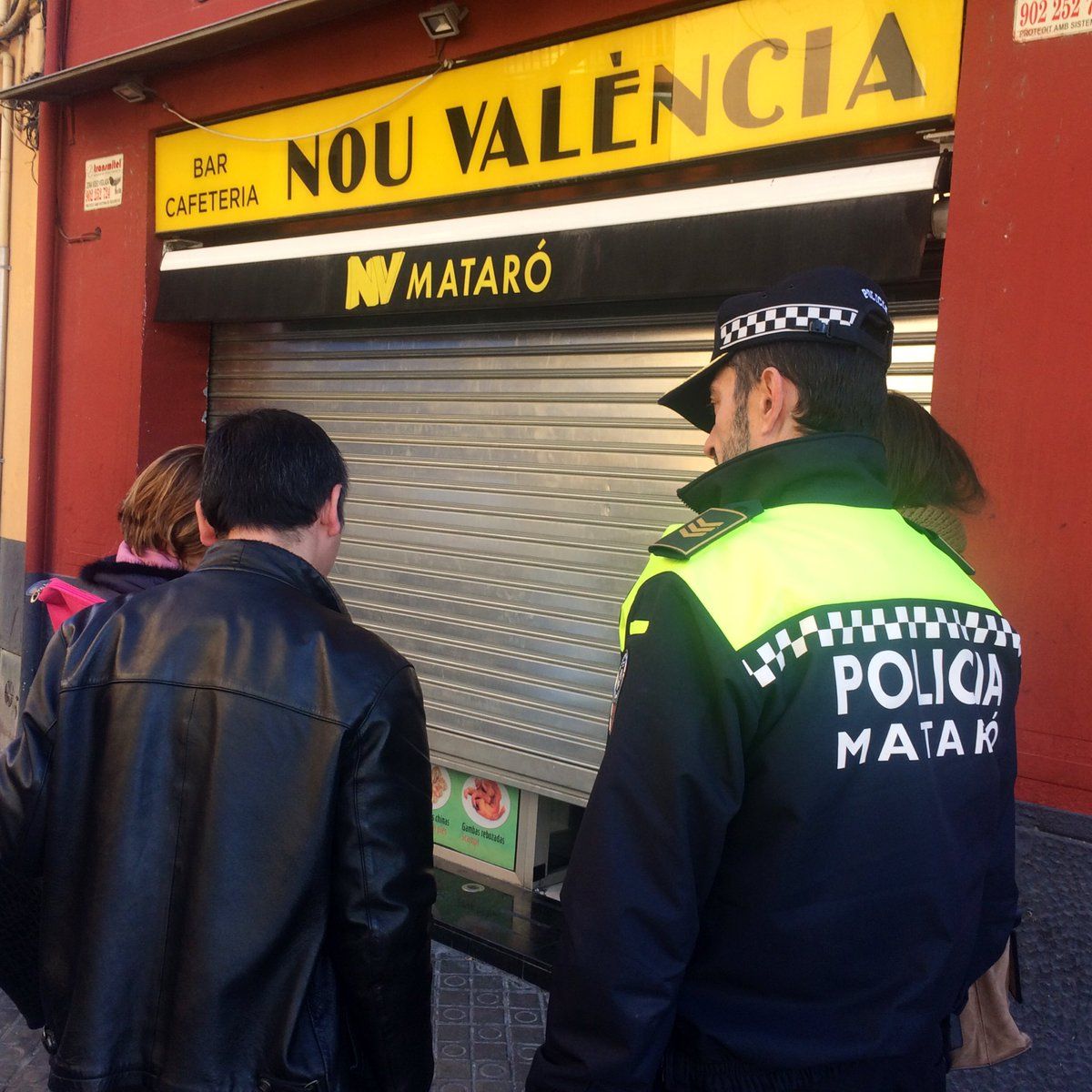 La policía local, cerrando el bar. Foto: Ayuntamiento de Mataró