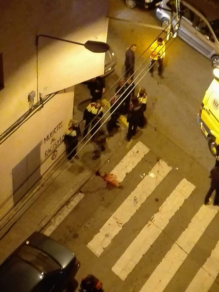 Rastros de sangre a la calle. Foto: J. M. L.