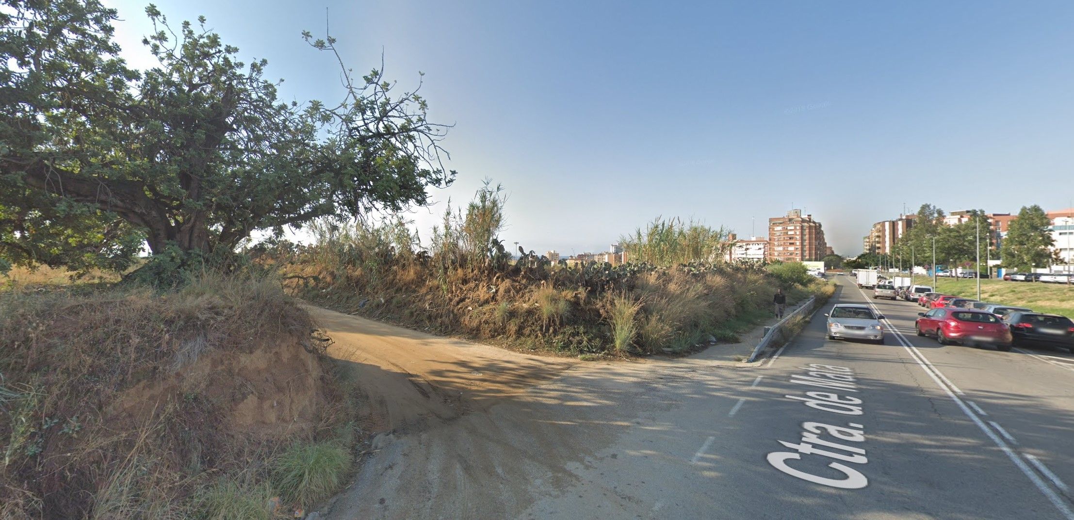 A la izquierda, el camino de arena donde se ha produit el accidente.