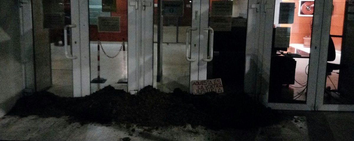 fems a la porta del jutjat. Foto. CDR Maresme