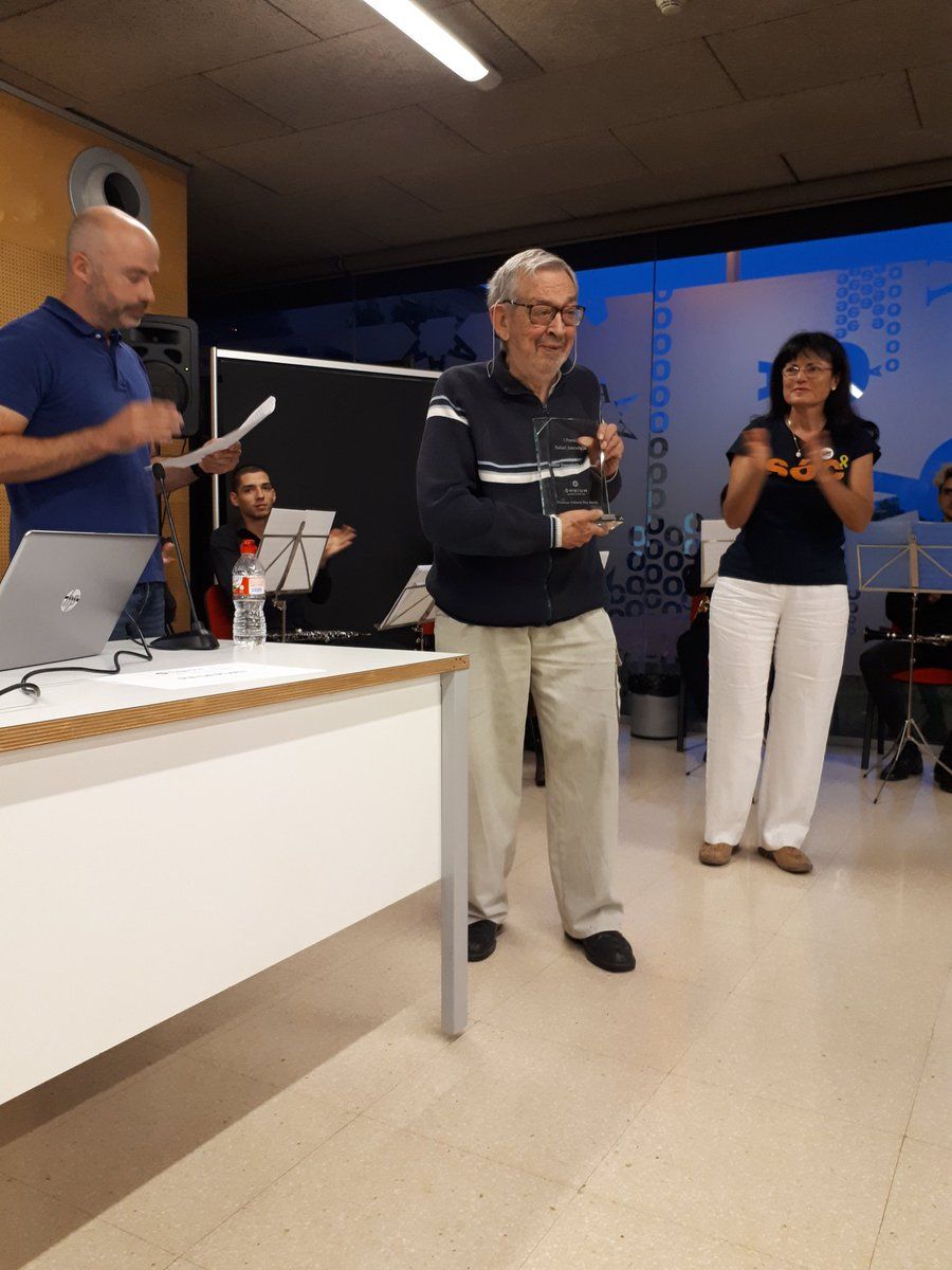 Rafael Juncadella, recollint un reconeixement d'Òmnium Cultural. Foto. Òmnium