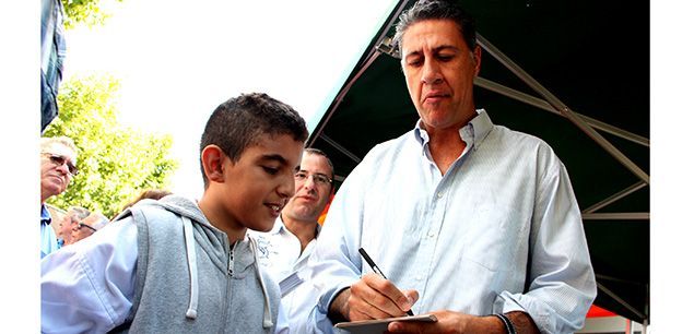 Albiol, signant un autògraf a Ahmed, un nen d'origen àrab, al barri de Cerdanyola