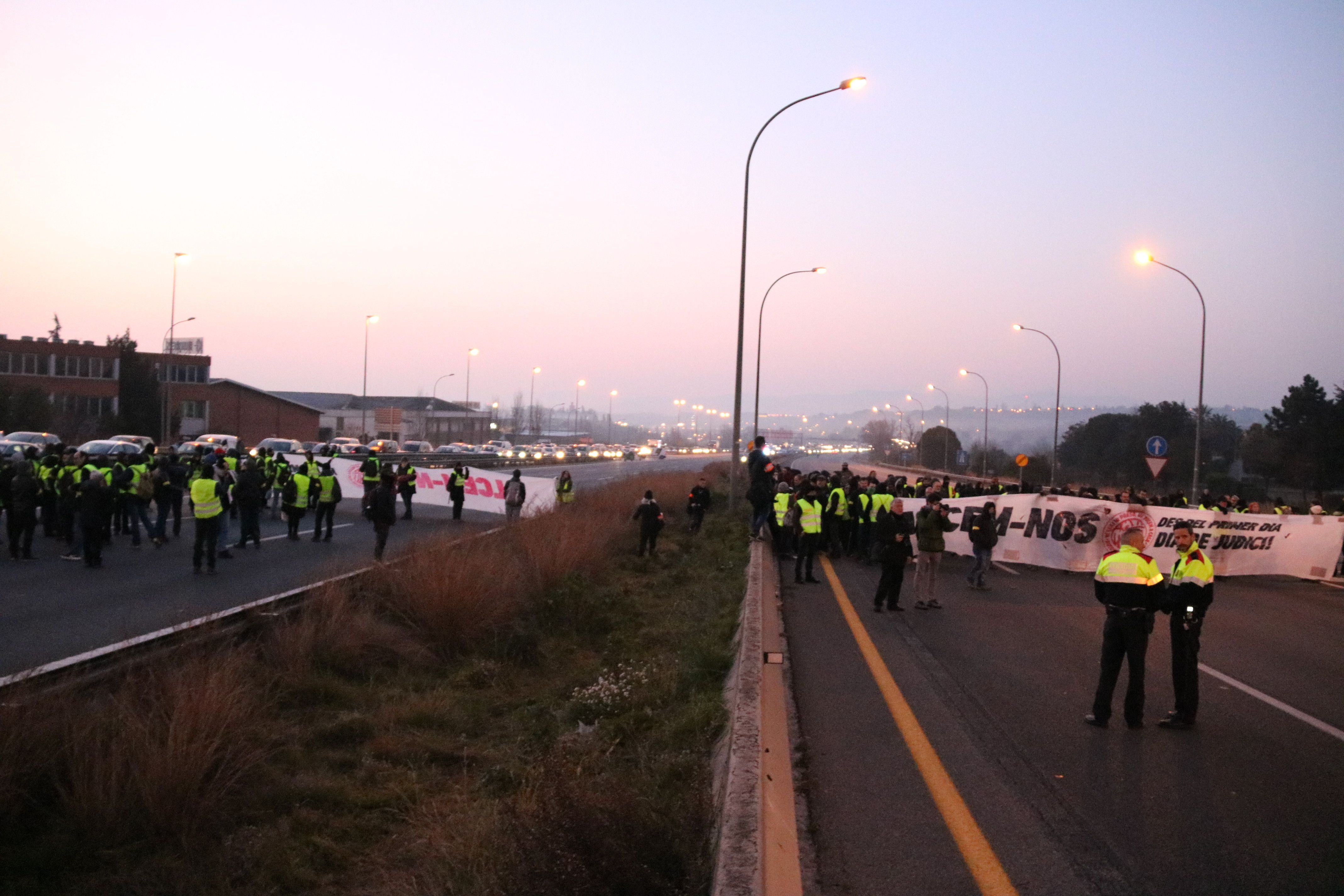 Un dels talls de carretera que s'estan vivint al país. Foto: ACN