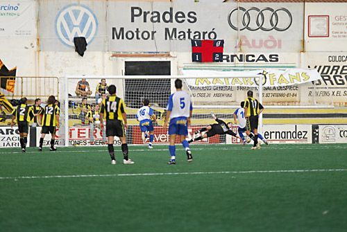 Momento en que El Prat marca el segundo gol de penalti Momento en que El Prat marca el segundo gol de penalti
