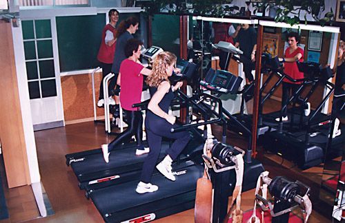 Unos usuarios del gimnasio a principios de los años noventa Unos usuarios del gimnasio a principios de los años noventa