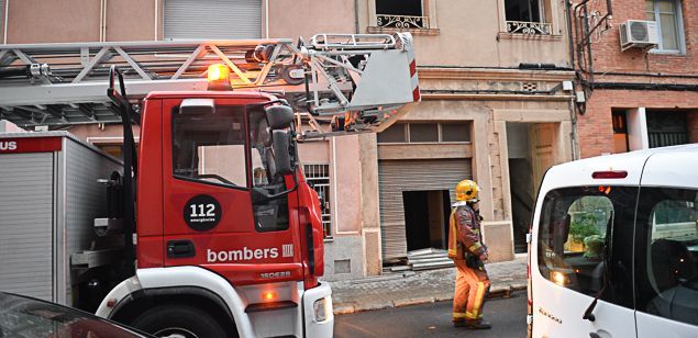 Los bomberos apagando el fuego en el edificio adyacente donde se encontraron las plantas