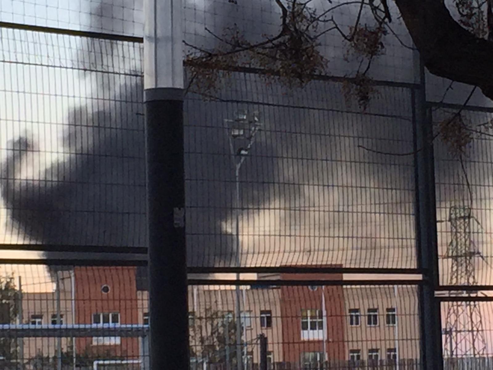 Imagen del humo provocado por el incendio. Imagen del humo provocado por el incendio.
