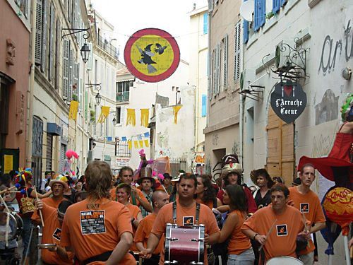 El grupo de batucada del Taller de Ideas y Proyectos de la Fundación Maresme, tocando por las calles de Marsella El grupo de batucada del Taller de Ideas y Proyectos de la Fundación Maresme, tocando por las calles de Marsella