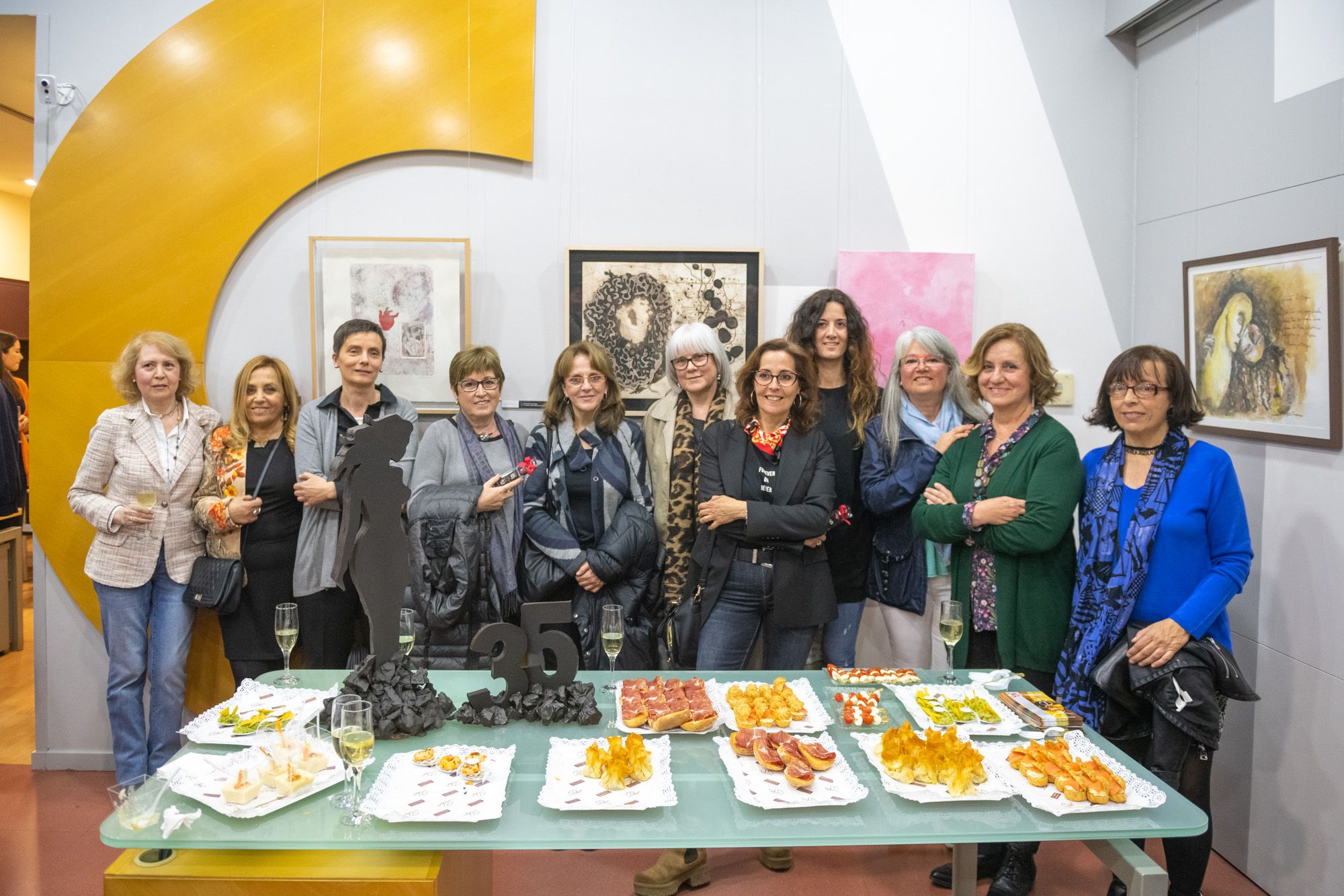 Les artistes que protagonitzen l'exposició 'Dones'. Foto: R. Gallofré