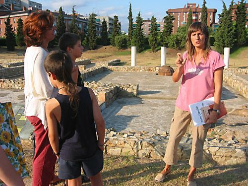 Una de les visites guiades pel clos arqueològic