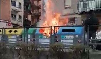 Imatge d'arxiu d'un contenidor cremant. 