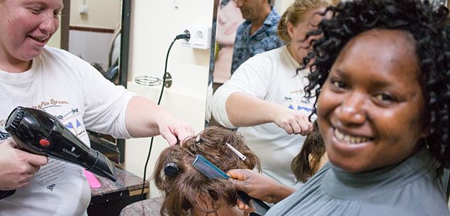 Taller de peluquería al centro Santo Pau de Càritas Taller de peluquería al centro Santo Pau de Càritas