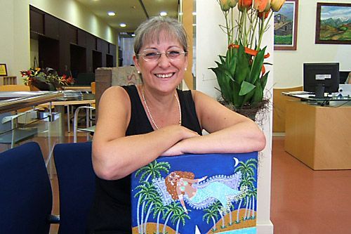 Cristina Fonollosa, amb un dels quadres que exposarà a l'Espai Capgròs Cristina Fonollosa, amb un dels quadres que exposarà a l'Espai Capgròs