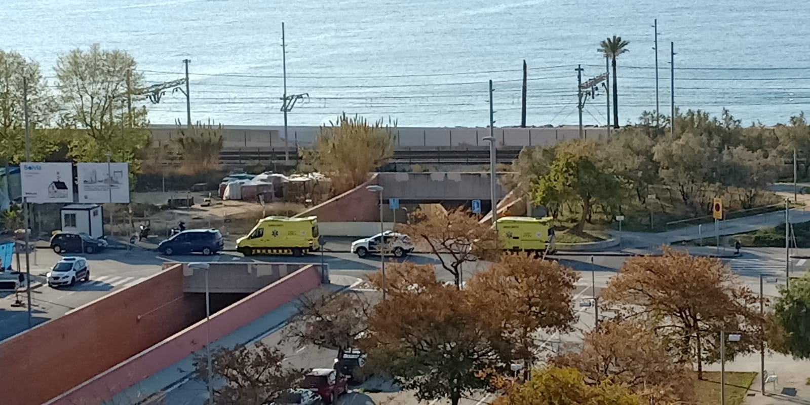 Els serveis sanitaris i Mossos ja han acudit al lloc. Els serveis sanitaris i Mossos ja han acudit al lloc.