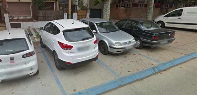 Vehicles a la zona blava de la Riera de Caldes d'Estrac