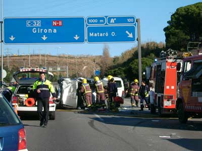 Los bomberos auxiliando uno de los heridos en el accidente. Los bomberos auxiliando uno de los heridos en el accidente.