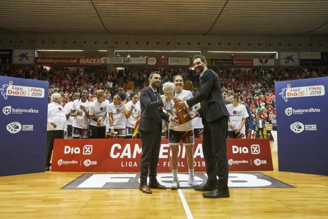 Rosó Buch rep el títol de lliga. Foto: feb.es